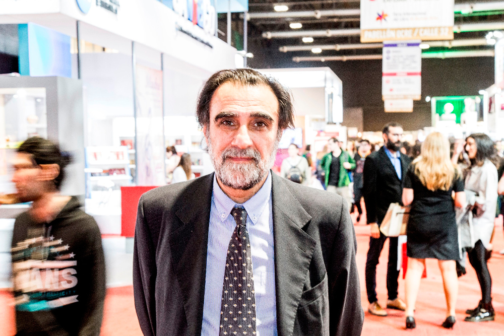 Lee más sobre el artículo Oche Califa: «Nada reemplaza una feria del libro»