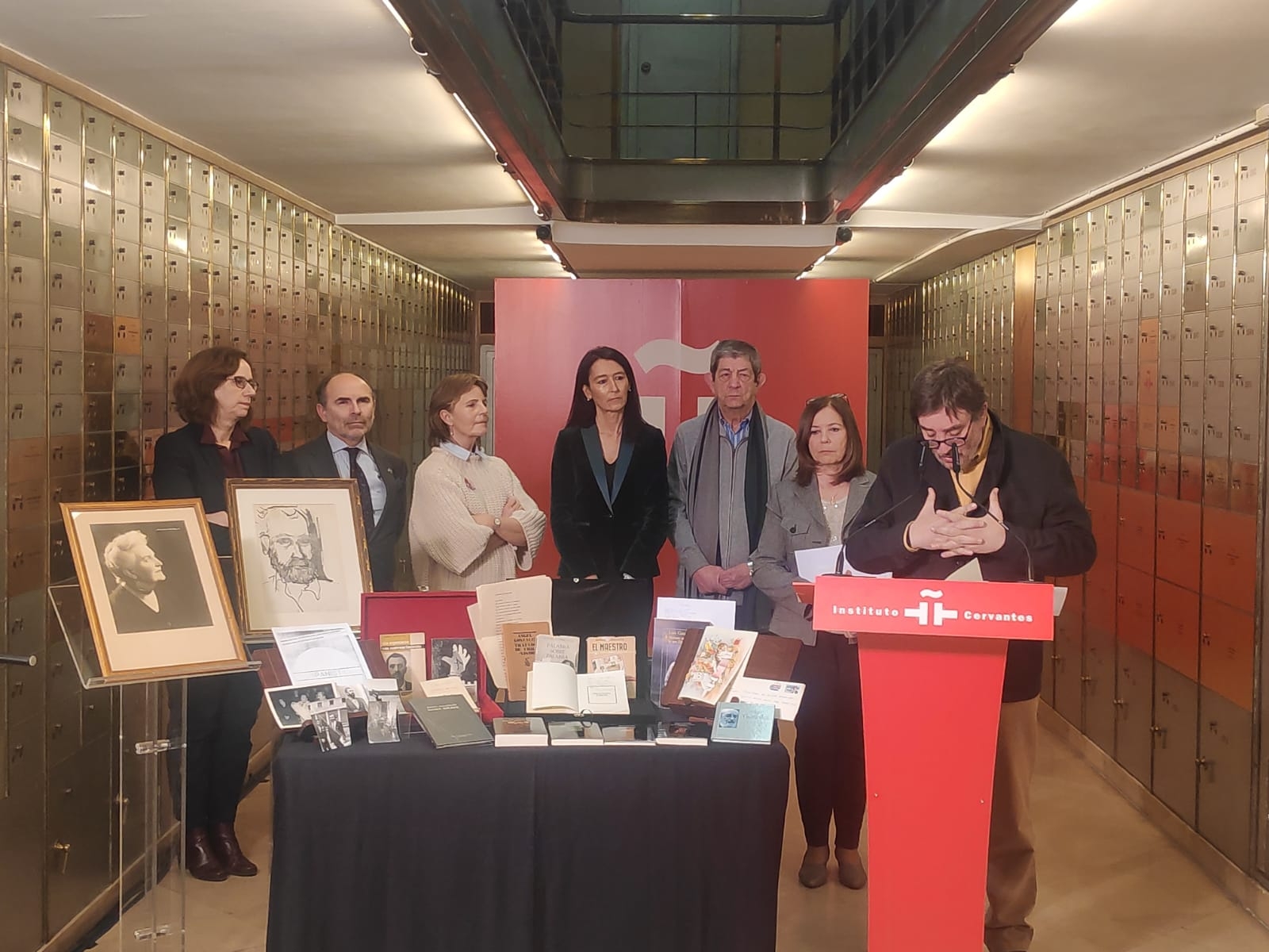 Lee más sobre el artículo Ángel González ya está en la Caja de las Letras