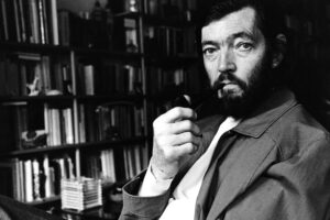 Lee más sobre el artículo Julio Cortázar: entre las páginas del laberinto literario