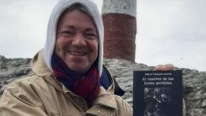 Lee más sobre el artículo El poeta español que dejó su libro en el faro del fin del mundo