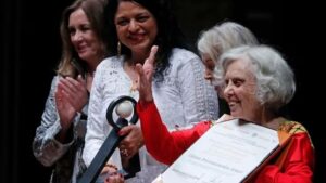 Lee más sobre el artículo Elena Poniatowska recibió el premio Carlos Fuentes en México
