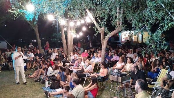 Lee más sobre el artículo El escritor Mariano Saravia se despidió de Mendiolaza con su espectáculo de verano