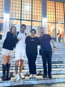 Lee más sobre el artículo Visita inesperada de artistas a La Falda