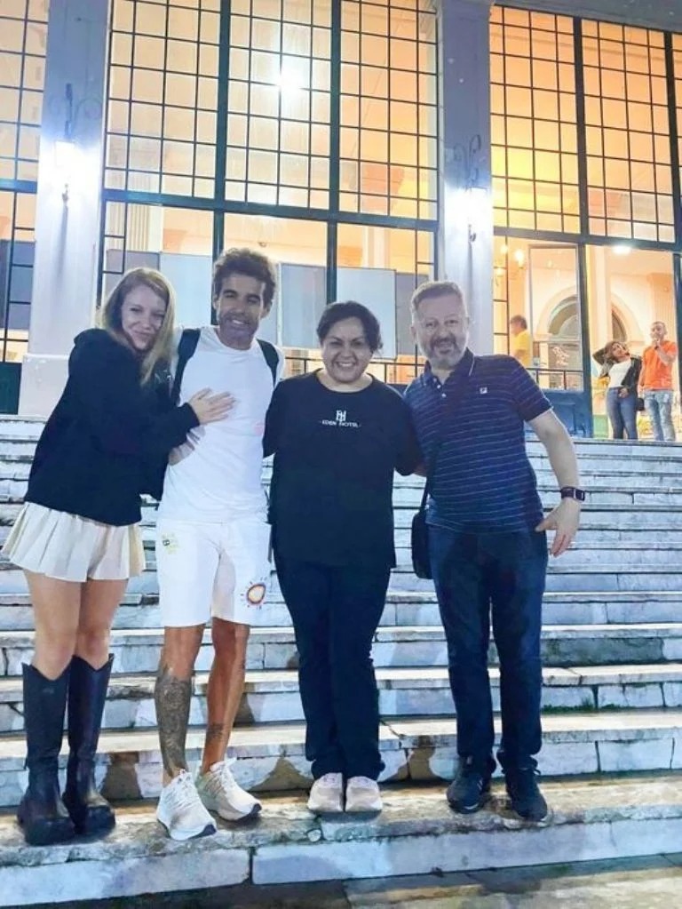 En este momento estás viendo Visita inesperada de artistas a La Falda