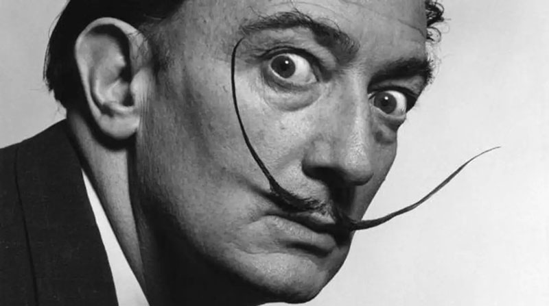 Lee más sobre el artículo Salvador Dalí: sueños surrealistas y la vida extravagante de un artista