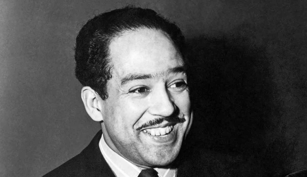 Lee más sobre el artículo Langston Hughes: El poeta del Renacimiento de Harlem y su legado literario