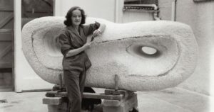 Lee más sobre el artículo Barbara Hepworth: escultora de formas orgánicas y su contribución al arte moderno