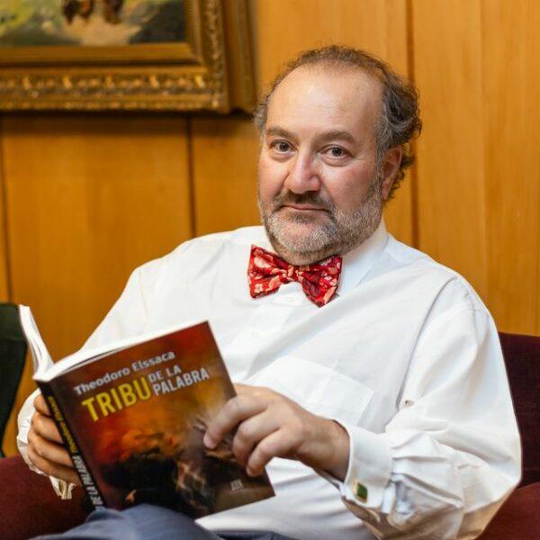 En este momento estás viendo El poeta Theodoro Elssaca de gira por Europa presentando su libro «Tribu de la palabra»