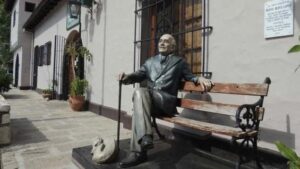 Lee más sobre el artículo Quién está detrás del olvido de la obra de Manuel Mujica Lainez