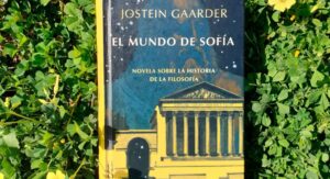 Lee más sobre el artículo El Mundo de Sofía: un legado literario que marca generaciones