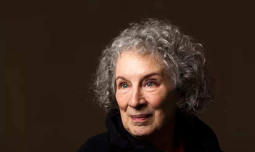 En este momento estás viendo Margaret Atwood: visionaria de la ciencia ficción y el feminismo