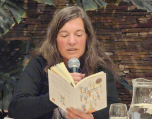 Lee más sobre el artículo Sandra Nora Gioia y el poemario de una «buscadora errante que se arroja a todo mar, a todo riesgo»