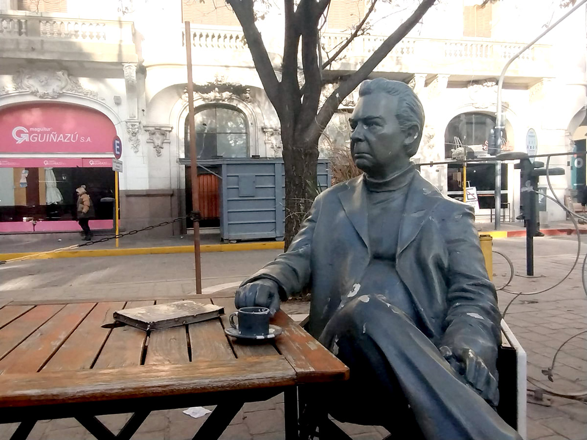 En este momento estás viendo El poeta de la plaza del pueblo