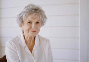 Lee más sobre el artículo A los 92 años falleció Alice Munro, la maestra del relato breve que revolucionó la literatura contemporánea