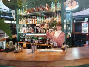 Lee más sobre el artículo Julia Bellido, la barwoman que recorrerá los caminos y los gustos de las bebidas alcohólicas