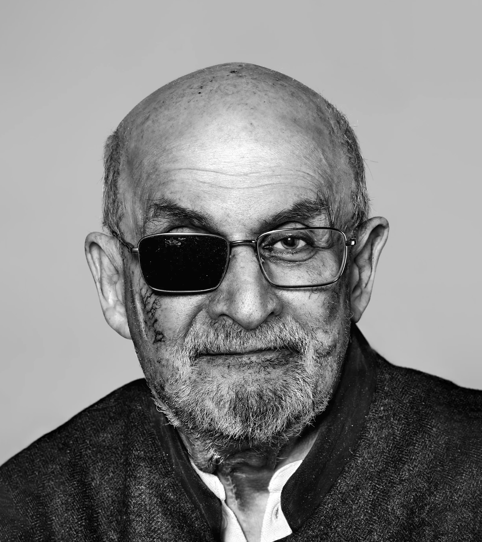 Lee más sobre el artículo A 77 años del nacimiento de Salman Rushdie, un ícono de la libertad literaria