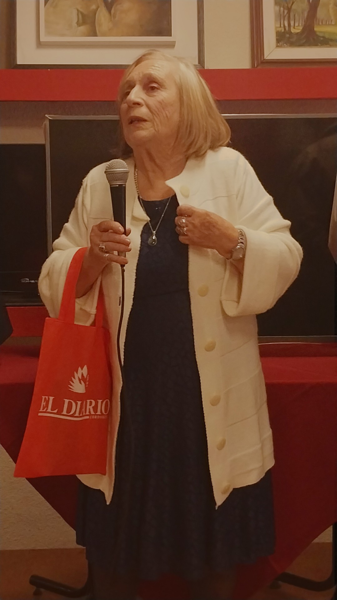 En este momento estás viendo Ana Rosa Domenella, en su reconocimiento: “Saber que Carlos Paz promueve una feria internacional del libro me da muchas esperanzas»