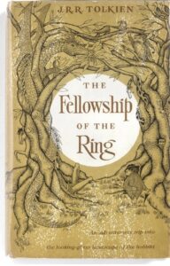 Lee más sobre el artículo Hace 70 años se publicó por primera vez «La Comunidad del Anillo» un hito en la literatura fantástica