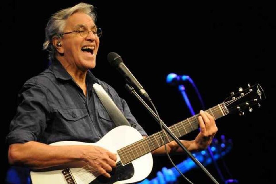 Hoy está cumpliendo 82 años Caetano Veloso, la voz de Bahía, Brasil y Latinoamérica