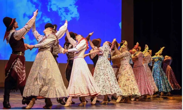 Lee más sobre el artículo Hoy se conmemora el Día Internacional del Folclore, una celebración de las raíces culturales del mundo