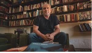 Lee más sobre el artículo Jorge Nedich sumará la voz gitana a la Feria del Libro de Carlos Paz