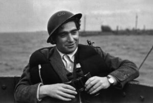 Lee más sobre el artículo A 111 años del nacimiento de Robert Capa, el fotógrafo que capturó el rostro de la guerra
