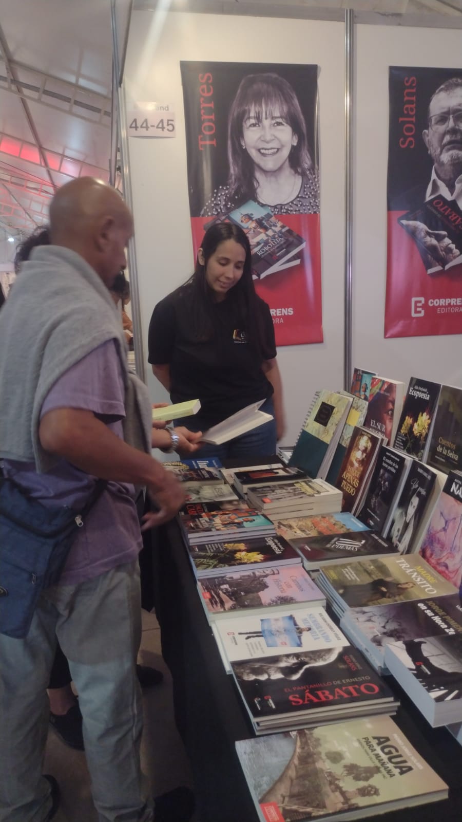Lee más sobre el artículo Carlos Paz: cientos de personas visitaron el stand de Editorial Corprens en la 1° Feria del Libro