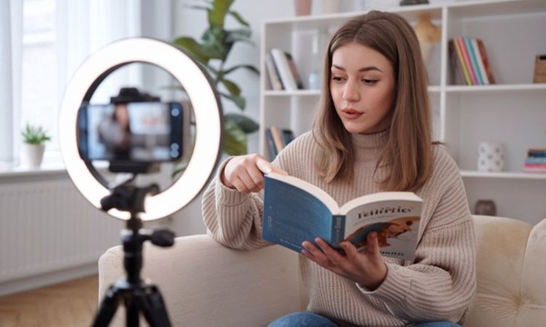 Influencers culturales: impulsores del arte y la literatura en la era digital
