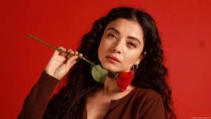 Lee más sobre el artículo Cuando Pedro Solans, en su libro «El extraño si bemol color sepia», rindió tributo a Mon Laferte