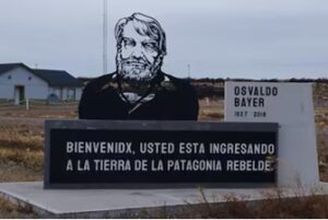 Lee más sobre el artículo La estatua que no calla: Osvaldo Bayer y la memoria que el poder no podrá demoler