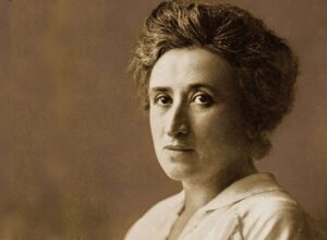Lee más sobre el artículo Rosa Luxemburgo: una vida dedicada a la lucha por la justicia y la igualdad