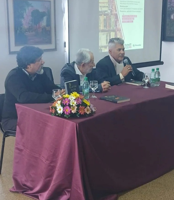 Lee más sobre el artículo En la Feria del Libro de Posadas se presentó «Platero ha che», la versión en guaraní de «Platero y yo»