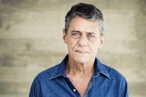 Lee más sobre el artículo Chico Buarque: poesía, resistencia y eternidad en el cancionero latinoamericano