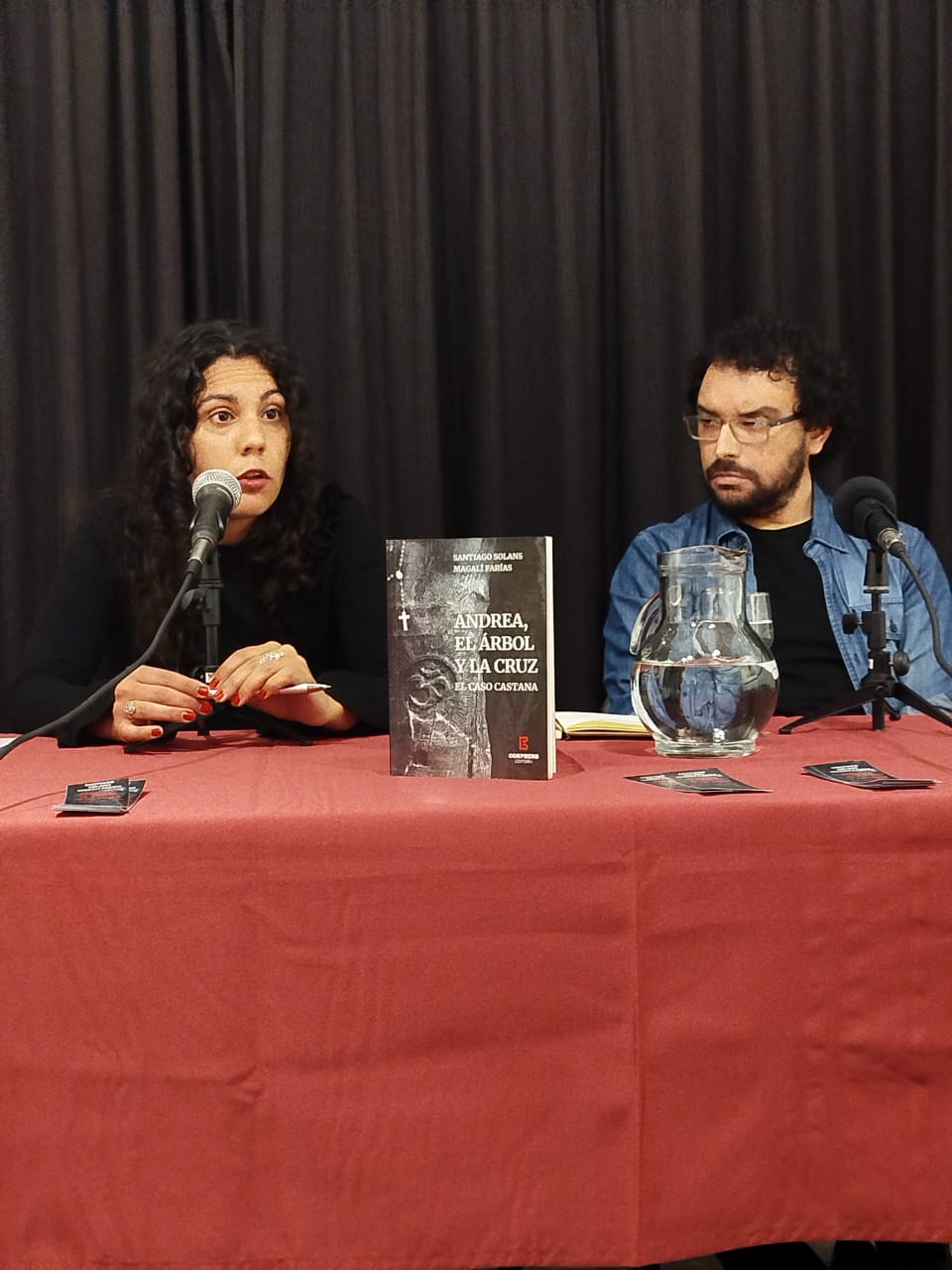 Lee más sobre el artículo El «Salón Rizzuto» estuvo colmado en la presentación del libro que investiga el femicidio de Andrea Castana.