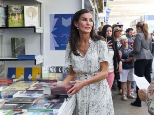 Lee más sobre el artículo La Reina Letizia elige un clásico atemporal en la Feria del Libro de Madrid