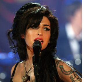 Lee más sobre el artículo Hace 14 años nos dejaba Amy Winehouse, «la diosa blanca del soul» del siglo XXI