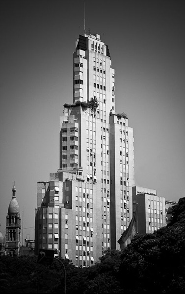 Lee más sobre el artículo El Edificio Kavanagh y la supuesta venganza que dibujó el cielo de Buenos Aires