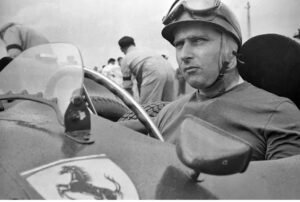 Lee más sobre el artículo Juan Manuel Fangio: del asfalto a ícono popular argentino