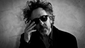 Lee más sobre el artículo Feliz cumpleaños Tim Burton, el poeta visual gótico que redimió a los raros