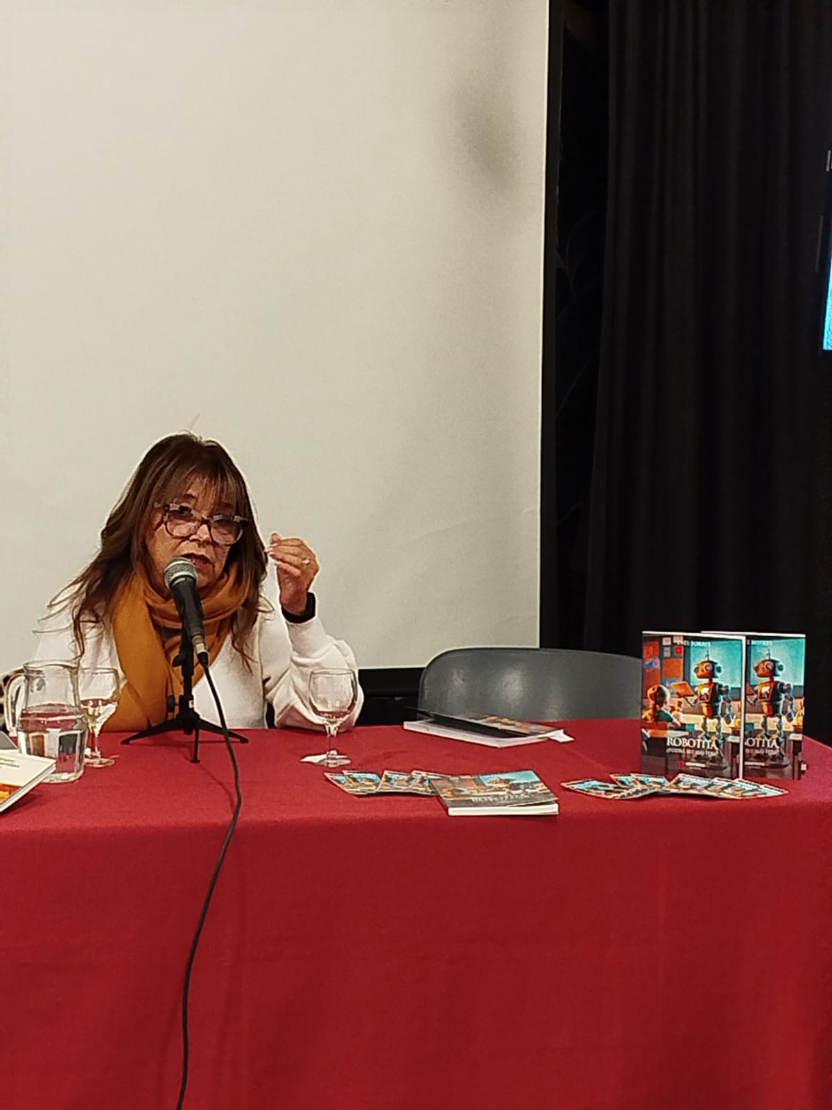 Lee más sobre el artículo «Robotita, ¿podrá ser maestra?»: Un libro que desafía a la educación en la era digital